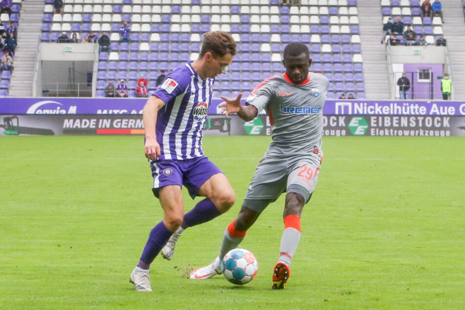 Mit Paderborn war Jamilu Collins (31, r.) bereits 2021 im Erzgebirgsstadion zu Gast.