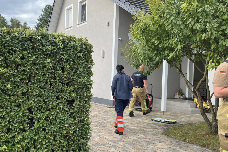 Die Einsatzkräfte brachten leistungsstarke Lüfter ins Haus und sorgten dafür, dass der Kerzenqualm abziehen konnte.