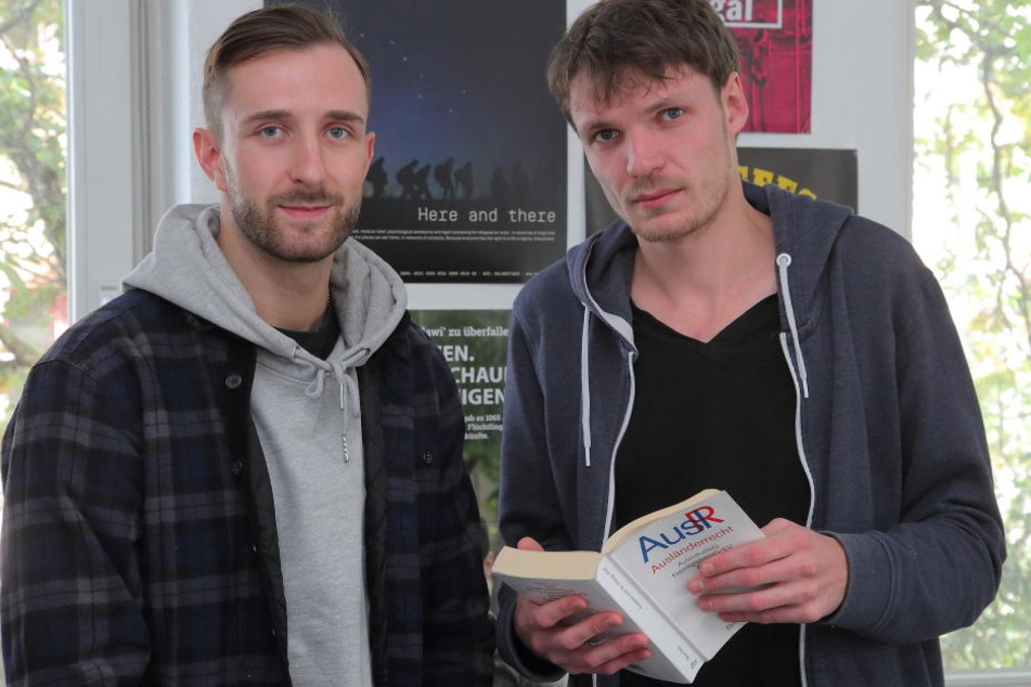 Thomas Hoffmann (29, links) und Mark Gärtner (27) vom Sächsischen Flüchtlingsrat.