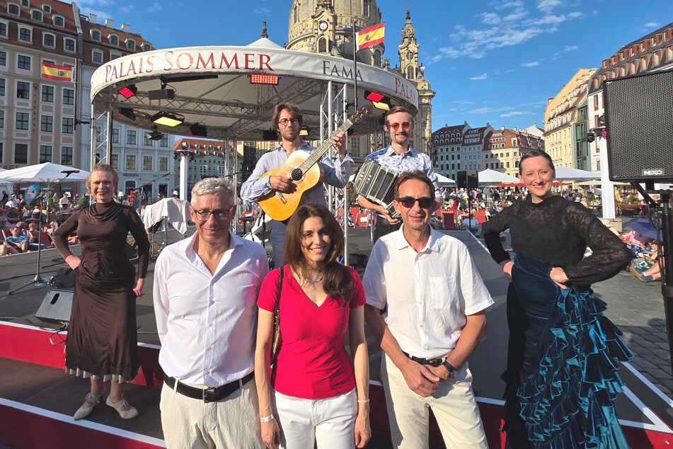 Zur "Palais Sommer"-Eröffnung begrüßte Festivalchef Jörg Polenz die spanische Botschafterin Helena Cosano und Tourismus-Vertreter Alvaro Blanco Volmer (v.l.).
