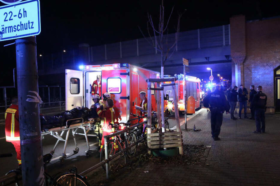 Einsatzkräfte stehen am Baumschulenweg.