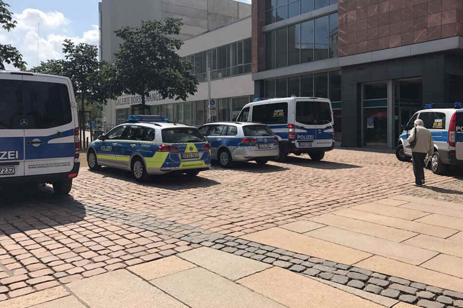 Die Polizei ist mit einem Großaufgebot vor Ort.