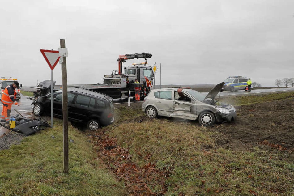 Beide Autos wurden auf ein Feld geschleudert.