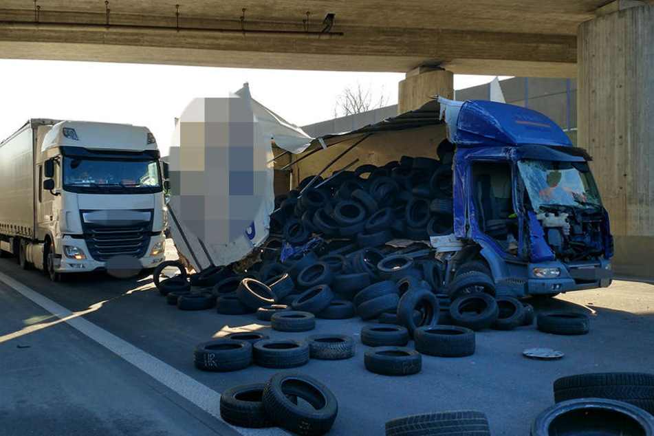 Durch den Unfall riss die Plane eines Lkw und die Ladung kullerte über die Fahrbahn.