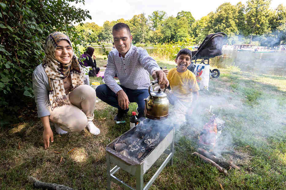 Papa Mawhood Khadir (29) grillt mit Tochter Sanah (11) und Sohn Abdullah (9) am liebsten auf der Schlossteichinsel.