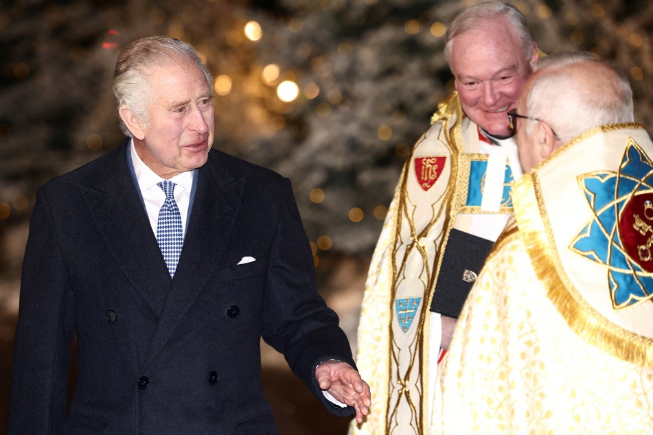 In den Tagen vor Weihnachten nahm die britische Royal Family, angeführt von König Charles III. (74, l.) bereits am "Together At Christmas Carol Service" in der Westminster Abbey teil.