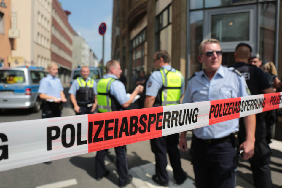 Die eingesetzte Ermittlungsgruppe ist unverändert mit Hochdruck damit beschäftigt, umfangreiches Datenmaterial auszuwerten.