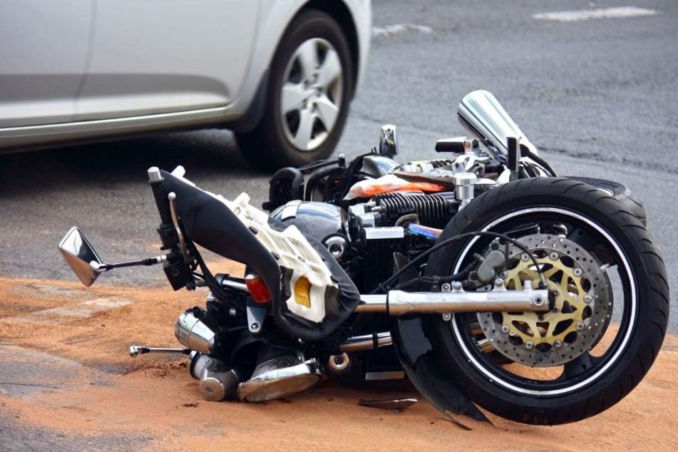 Der Fahrer stürzte und wurde dabei schwer verletzt. (Symbolbild)