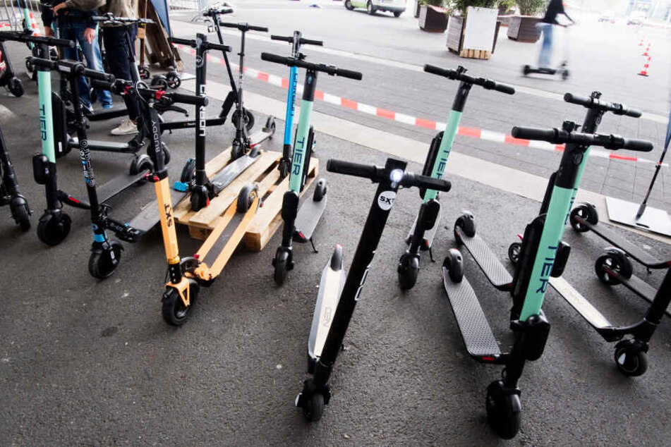 Teilweise stehen zu viele E-Scooter am Straßenrand. (Symbolbild)