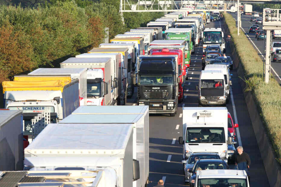 Auf der A4 hatte es sich vor einem Baustelle gestaut, dort fuhr der Mann hinein. (Symbolbild)
