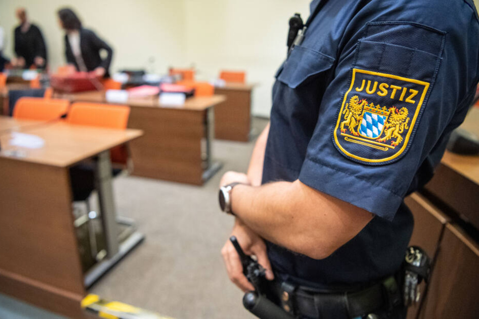 In Memmingen müssen sich fünf Männer wegen schwerem Raubüberfall verantworten.