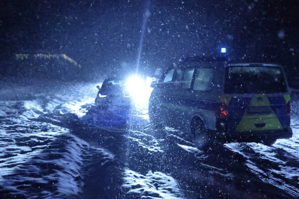 Polizei fassungslos: Mann driftet mit Kindern an Bord über Panoramastraße