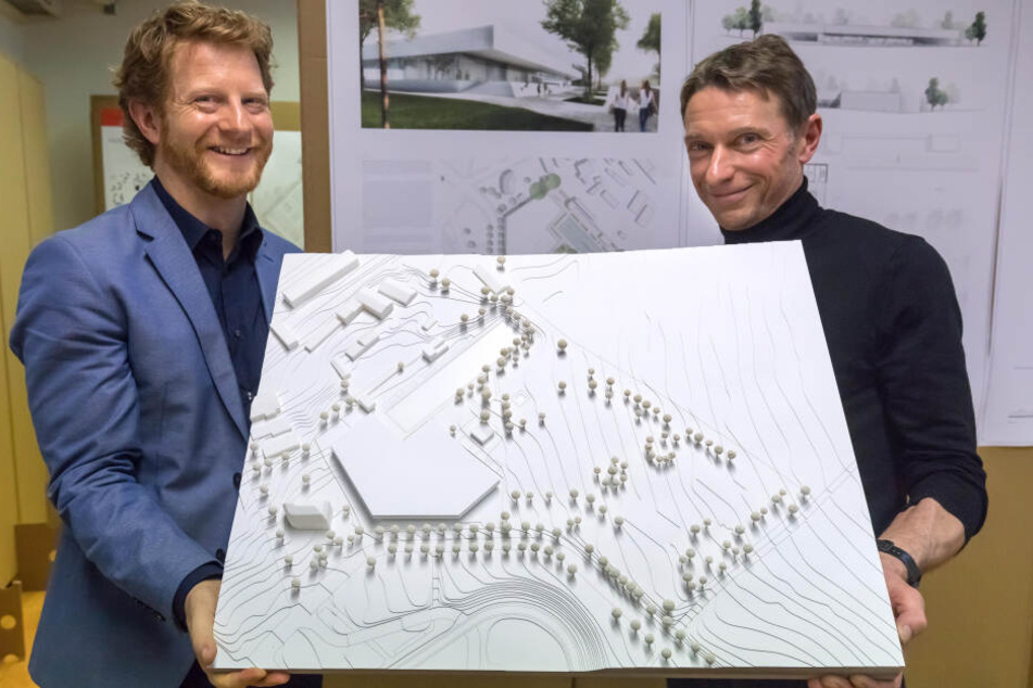Baubürgermeister Michael Stötzer (47, Grüne, l.) und Architekt Martin Boden-Peroche (51) zeigen den Entwurf des geplanten Schwimm-Paradieses.