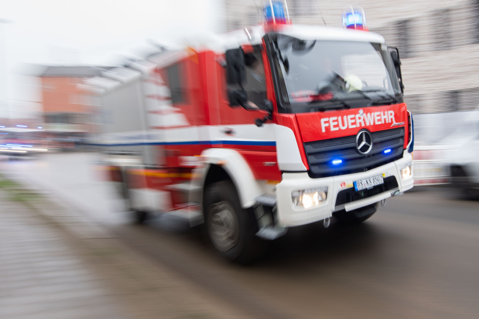 Die Feuerwehr konnte die Frau schließlich befreien. (Symbolbild)