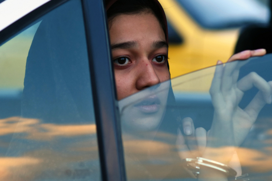 Maryam Komijani (Sadaf Asgari) ist aufgrund der Ausgangslage ängstlich und nervös.