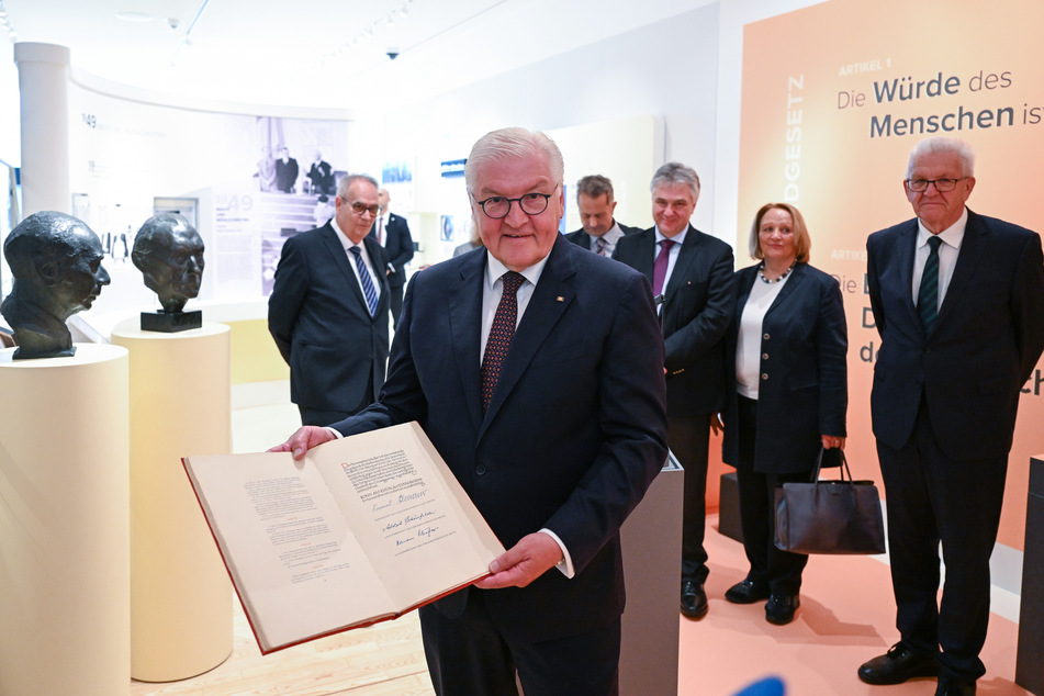Bundespräsident Frank-Walter Steinmeier (67, SPD, m) hält bei einem Rundgang im Theodor-Heuss-Haus in Stuttgart ein Grundgesetz in der Hand.