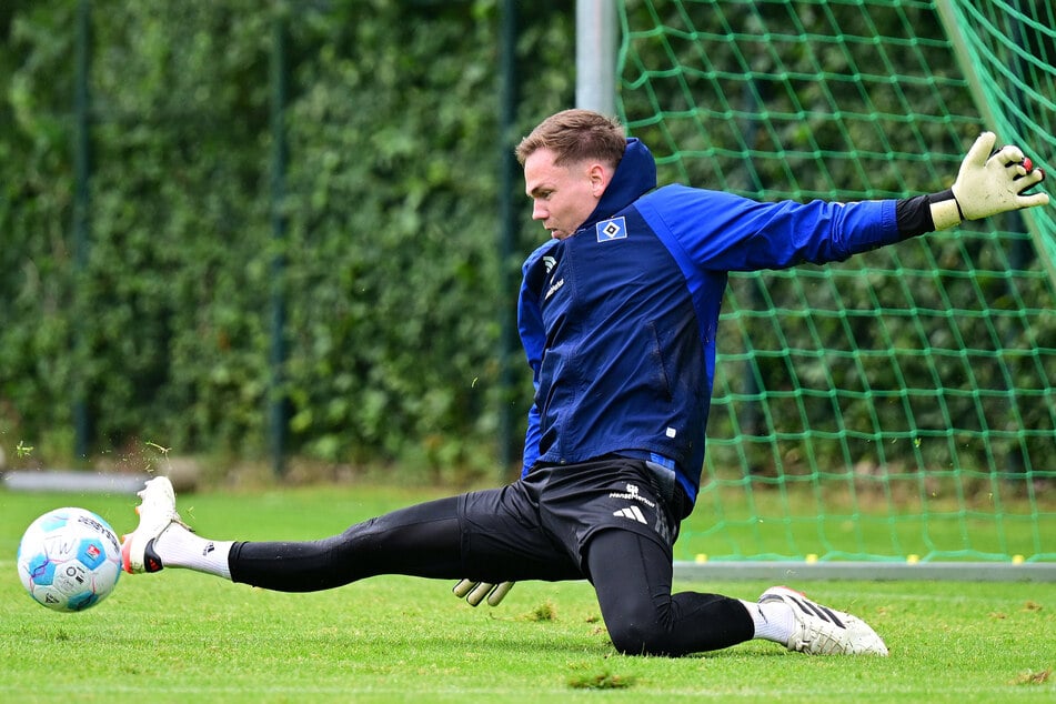 HSV-Keeper Matheo Raab (25) in Action: Nach dem Sommerurlaub legte der Schlussmann im Trainingslager in Schneverdingen mit seinen Teamkollegen wieder voll los.