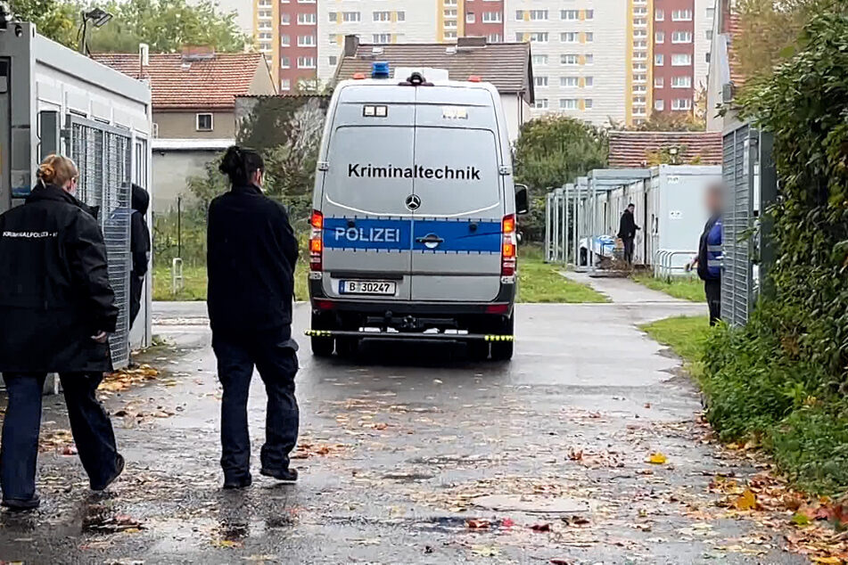 In einer Flüchtlingsunterkunft in Berlin-Alt-Hohenschönhausen wurde am Samstag eine Frau tödlich verletzt.