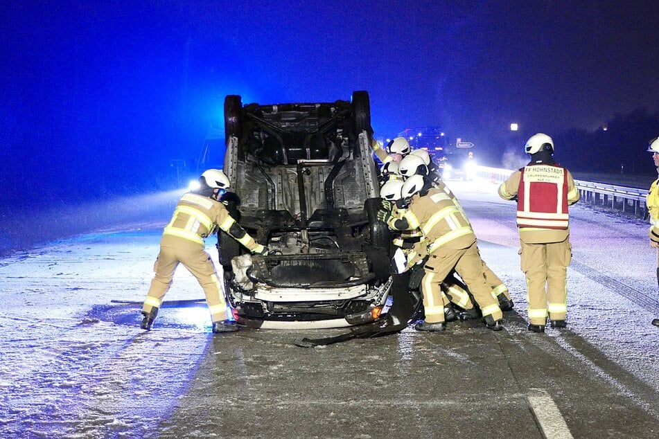 Die Feuerwehr half bei Bergungs- und Aufräumarbeiten.