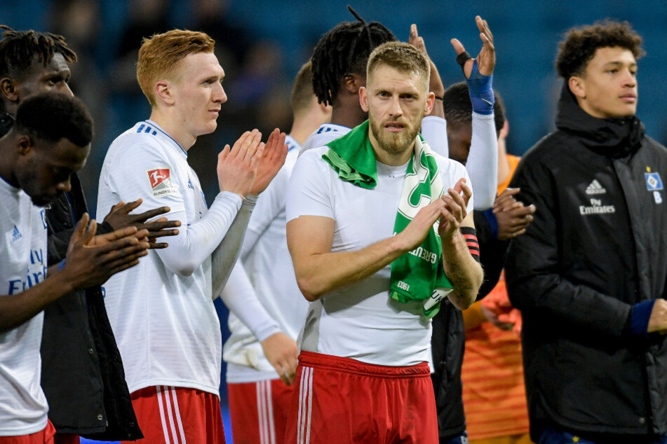 Die Spieler des HSV mit Aaron Hunt (M) bedanken sich bei den Fans. Das nächste Spiel findet jedoch ohne Zuschauer statt.