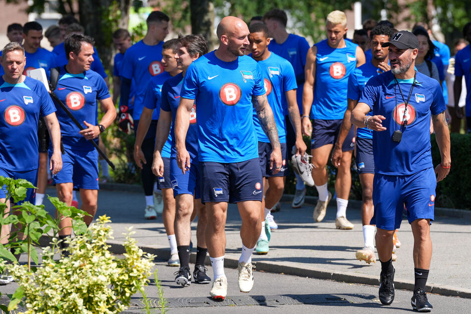 Neu-Trainer Cristian Fiél (44, r.) bereitet Hertha seit knapp zwei Wochen auf die neue Saison vor.