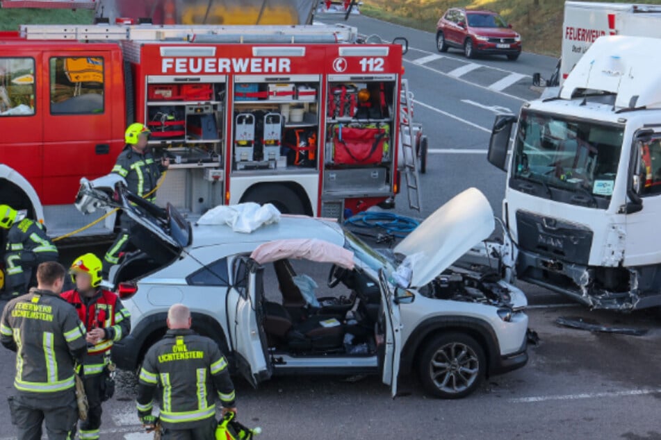 Vorfahrtscrash in Sachsen: Seniorin muss nach Unfall aus Auto befreit werden