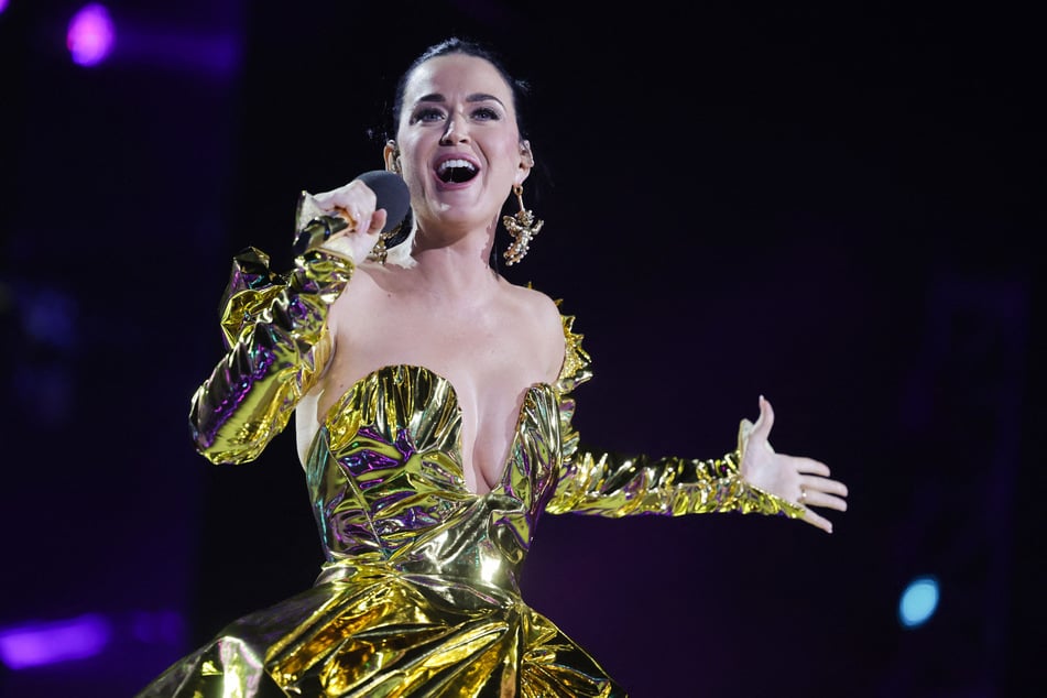 Drei Jahre nach der Geburt ihrer Tochter brachte Katy Perry (39) sie erstmalig mit zu einem Konzert.