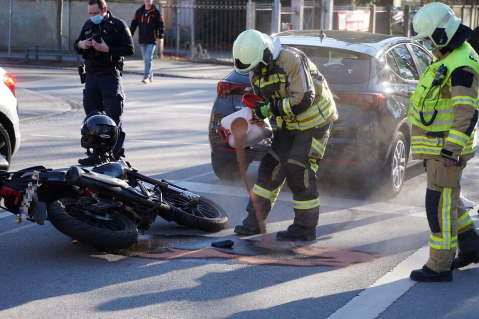 Feuerwehrmänner kümmerten sich um auslaufende Betriebsstoffe aus dem Motorrad.