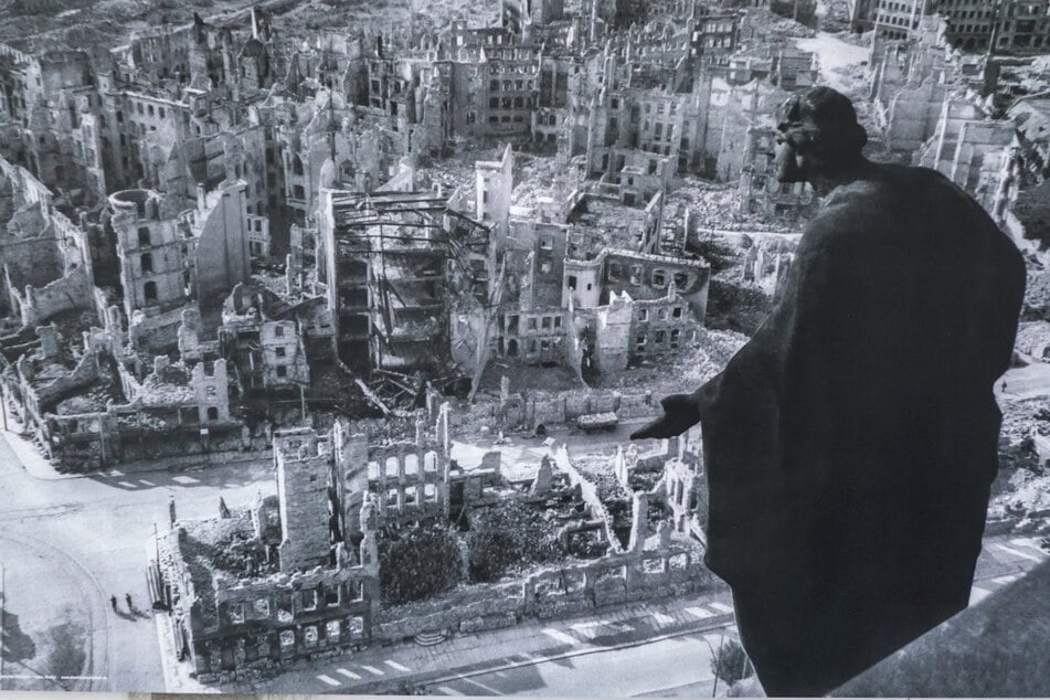 Der bekannte Ausblick vom Rathausturm nach Süden mit der Skulptur "Bonitas" (Güte). Die Aufnahme stammt vom Fotografen Richard Peter (1895-1977).