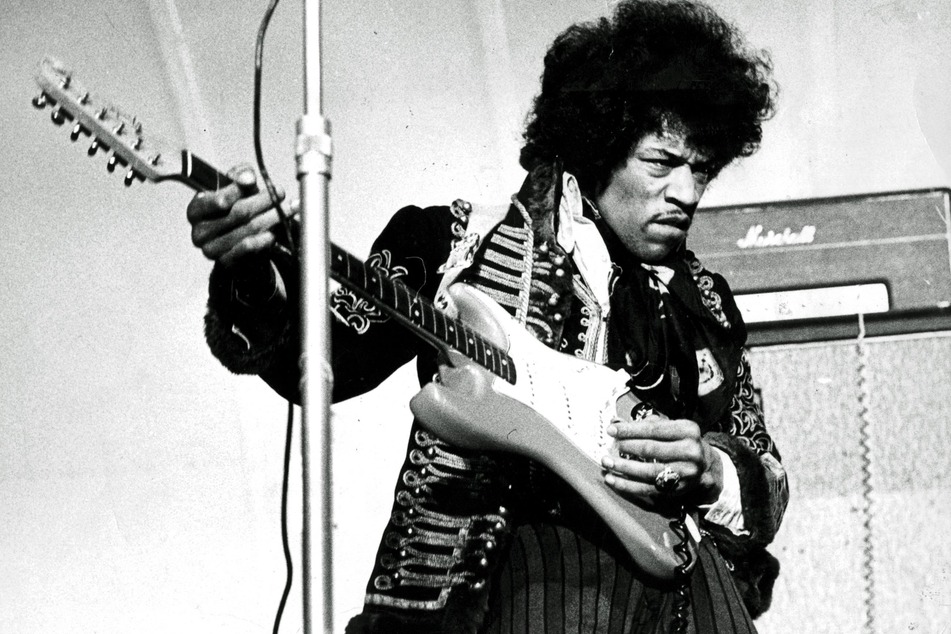Jimi Hendrix (†27) 1967 auf einem Konzert in Schweden.