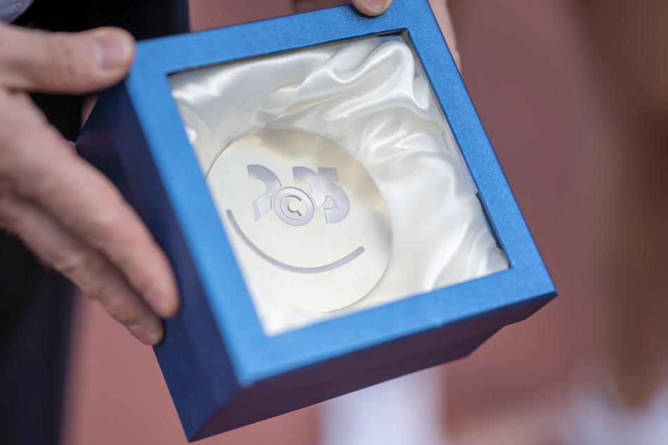 Die Athleten erhielten diese Plakette mit dem Logo der Kulturhauptstadt als Glücksbringer.