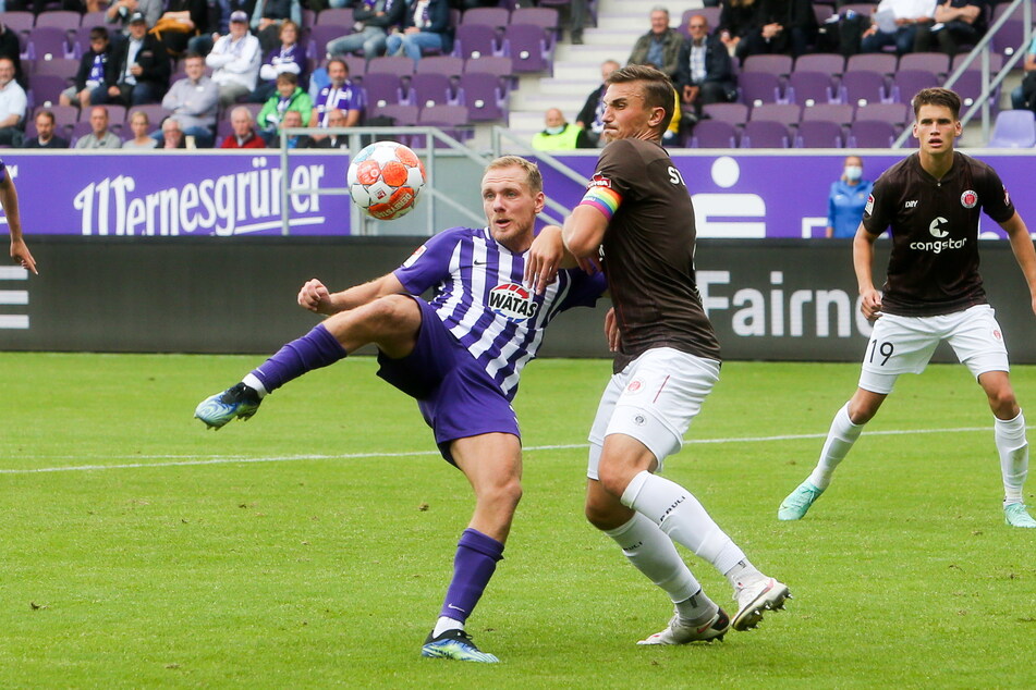 Ben Zolinski (29, l.), hier im Zweikampf mit Philipp Ziereis vom FC St. Pauli, will am Montag mit seinem FCE Aue beim FC Ingolstadt 04 gewinnen und in die 2. Runde des DFB-Pokals einziehen.