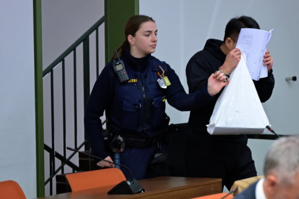 Zu Beginn des Prozesses schwieg der Student (28) - dann räumte er die Taten ein.