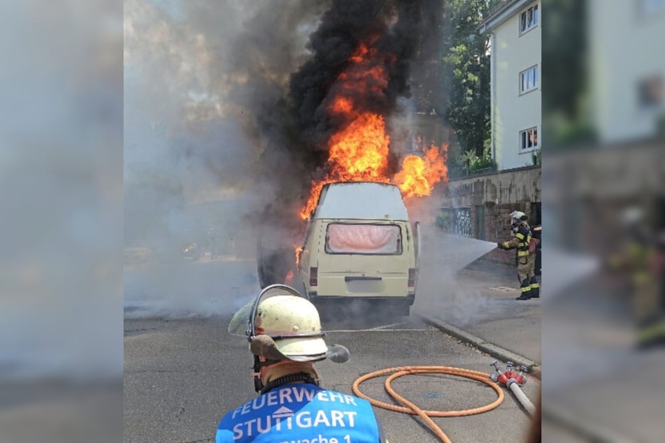 Der Wagen stand lichterloh in Flammen.