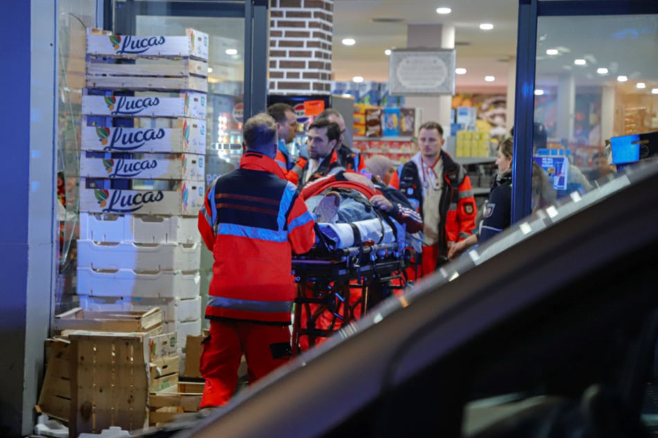 Rettungskräfte transportierten einen Verletzten aus dem Geschäft.