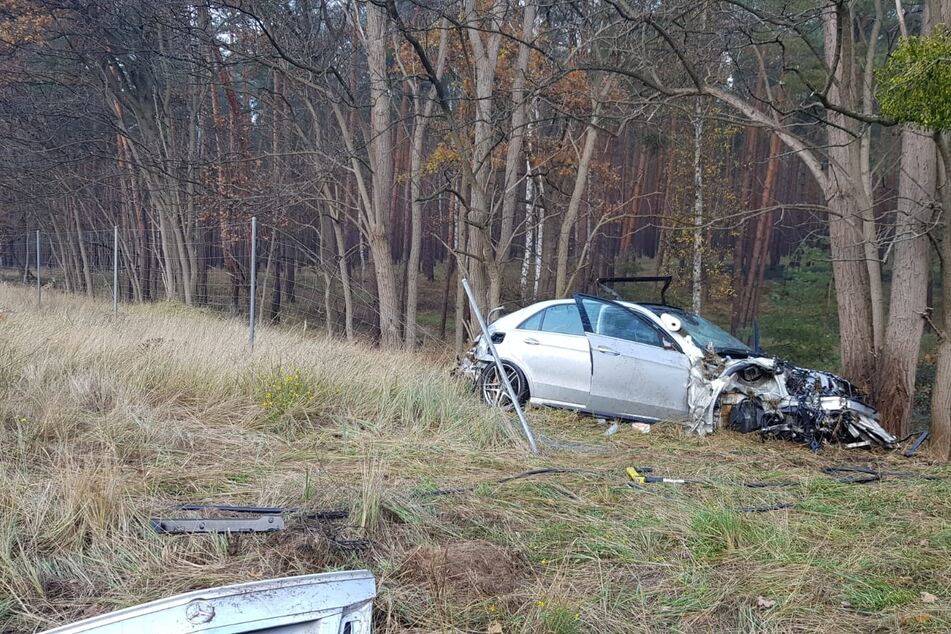 Der Mercedes kam im Graben zum Stehen.