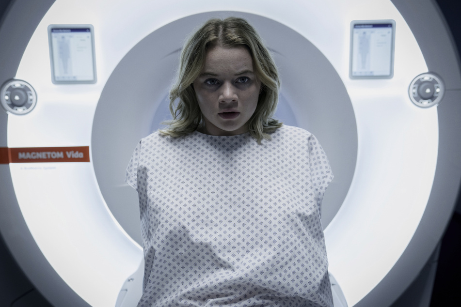 Mia (Luna Wedler, 21) in einer Szene aus "Biohackers". Die Schauspielerin findet es erschreckend, dass manche Erlebnisse aus der Vergangenheit nicht mehr abrufbar sind.