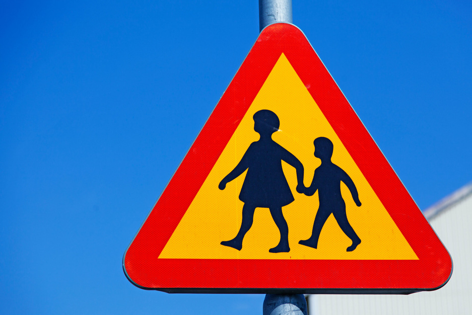 In vielen Siedlungen weisen Schilder darauf hin, dass Kinder jederzeit die Straße überqueren könnten. Der Dreijähriger wurde in solch einer "Spielstraße" vom Auto erfasst. (Symbolbild)