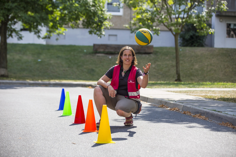 Teamleiterin Silvana Zühlke (36) vom Spielmobil Wirbelwind ist gespannt zu erfahren, wie sich die Kinder ihrem neuen Waldspielplatz vorstellen.