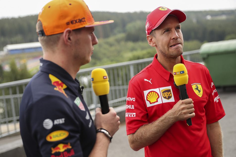 Sebastian Vettel aus Deutschland vom Team Scuderia Ferrari im Interview mit Max Verstappen (l) aus den Niederlanden vom Team Red Bull Racing.