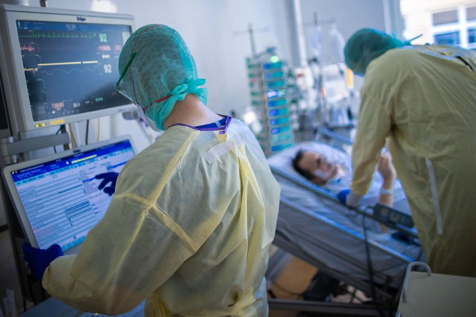 Die Krankenhäuser stehen in der Corona-Pandemie kurz vor einer neuen Höchstzahl an Intensivpatienten. (Symbolbild)