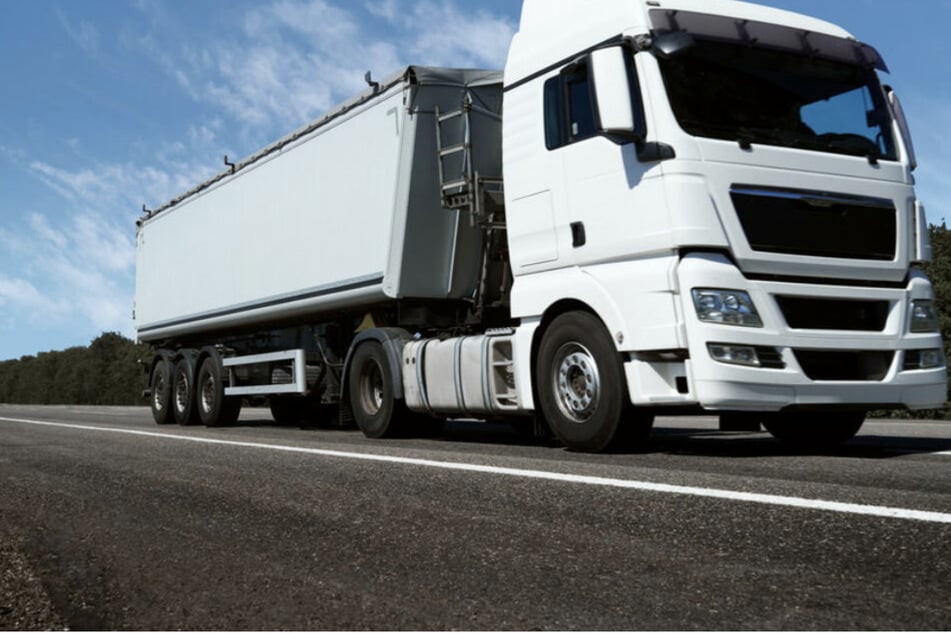 Tonnenschwerer Lkw wie vom Erdboden verschluckt: 150.000 Euro Schaden