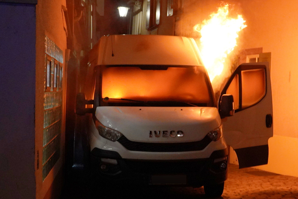 Plötzlich ging der Wagen in Flammen auf.