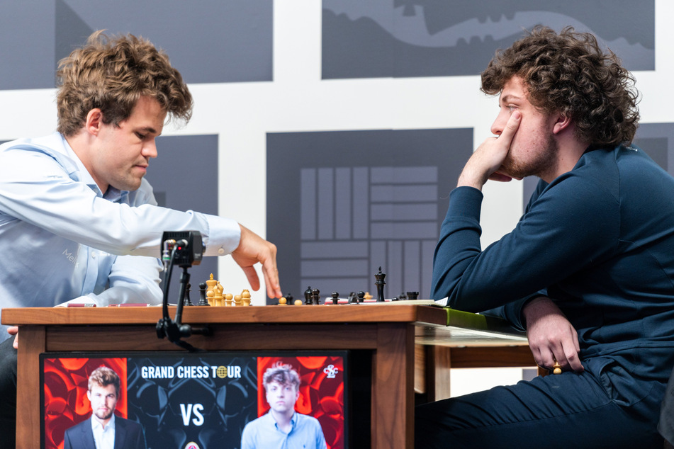 Es bleibt unklar, wie Hans Niemann (20, r.) beim Spiel gegen Magnus Carlsen (32) betrogen haben soll und ob er überhaupt cheatete.