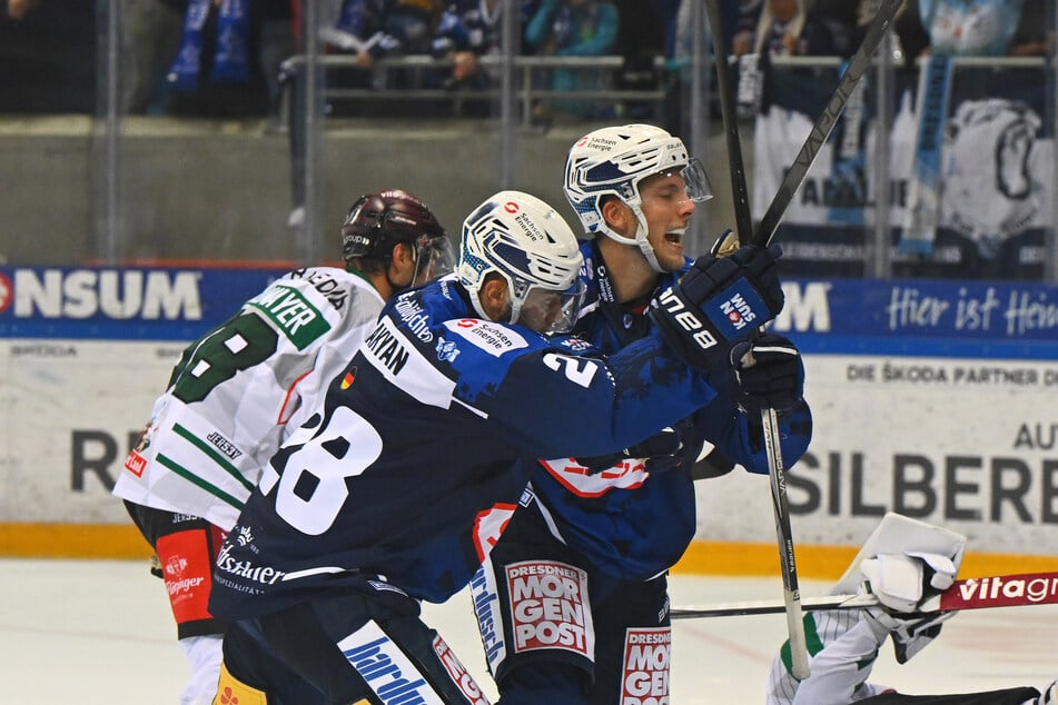 Dani Bindels (2.v.l.) jubelte nach seinem Treffer zum 2:2.