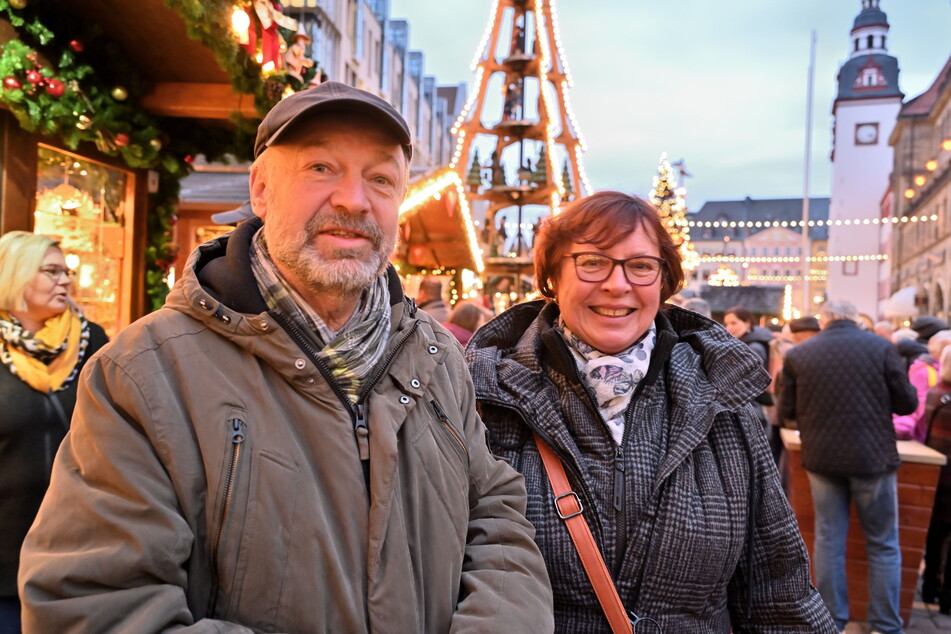 Christoph Böse (66, l.) und Hildegard Pötschke (71) freuen sich, dass der Chemnitzer Weihnachtsmarkt in diesem Jahr wieder stattfindet.