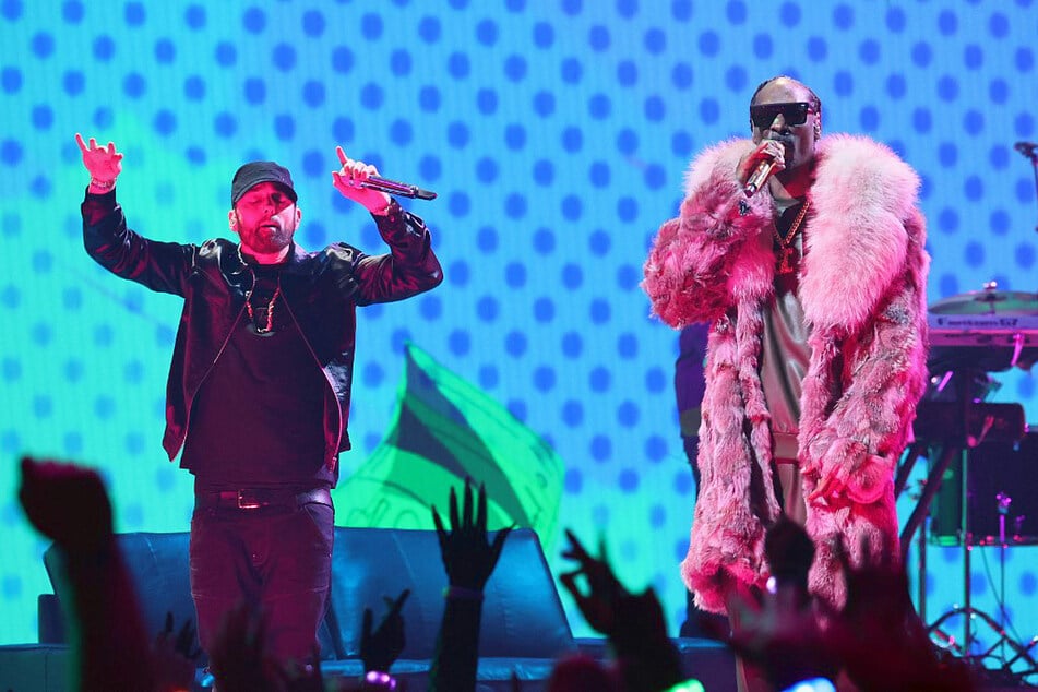 Eminem and Snoop Dogg's NFT performance at the VMAs was extreme cringe