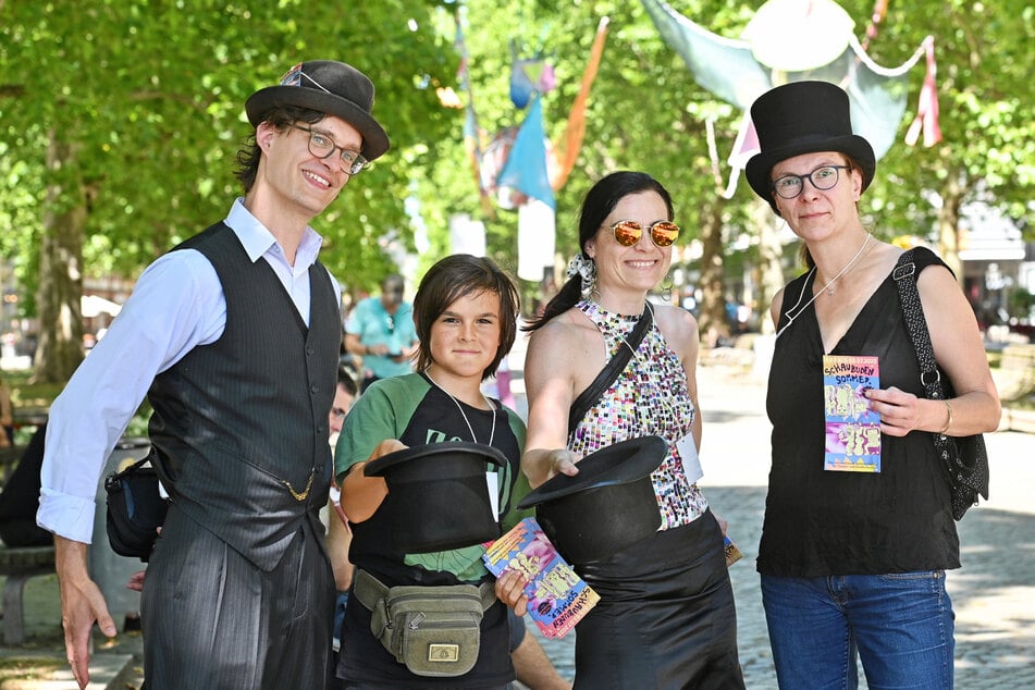 Marco (41), Haku (11), Susi (44) und Katja (49) vom Schaubuden-Team freuen sich schon auf das Spektakel.