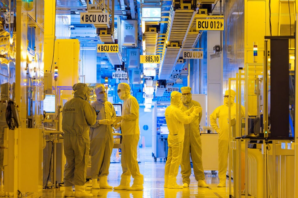 Im Infineon-Halbleiterwerk in Dresden arbeiten gegenwärtig mehr als 3250 Menschen. Die Belegschaft wird weiter wachsen, denn der Betrieb erweitert gerade seine Produktion.