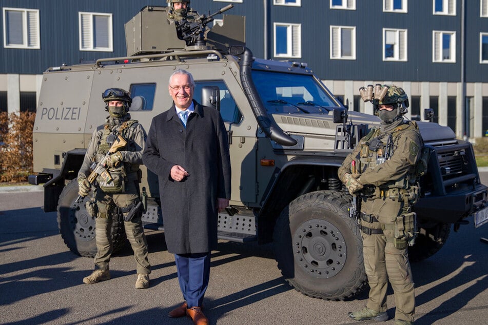 Joachim Herrmann (64, CSU), Innenminister von Bayern, steht vor an einem neuen gepanzerten Offensivfahrzeug der Spezialeinheiten auf dem Gelände der IV. Bereitschaftspolizeiabteilung.